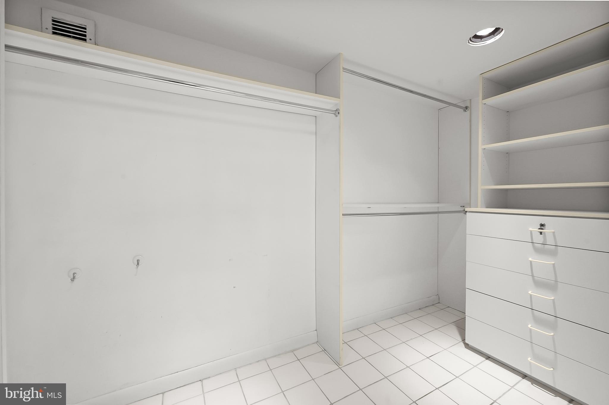 111 Hamlet Hill Road, Unit 807 Baltimore, MD 21210 - Photo 12 of 41 Walk-in Closet