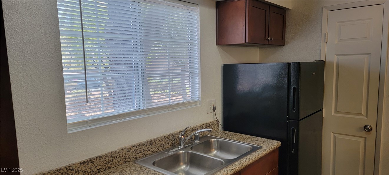 2750 South Durango Drive, Unit 1072 Las Vegas, NV 89117 - Photo 8 of 23 Kitchen featuring a textured wall, freestanding re