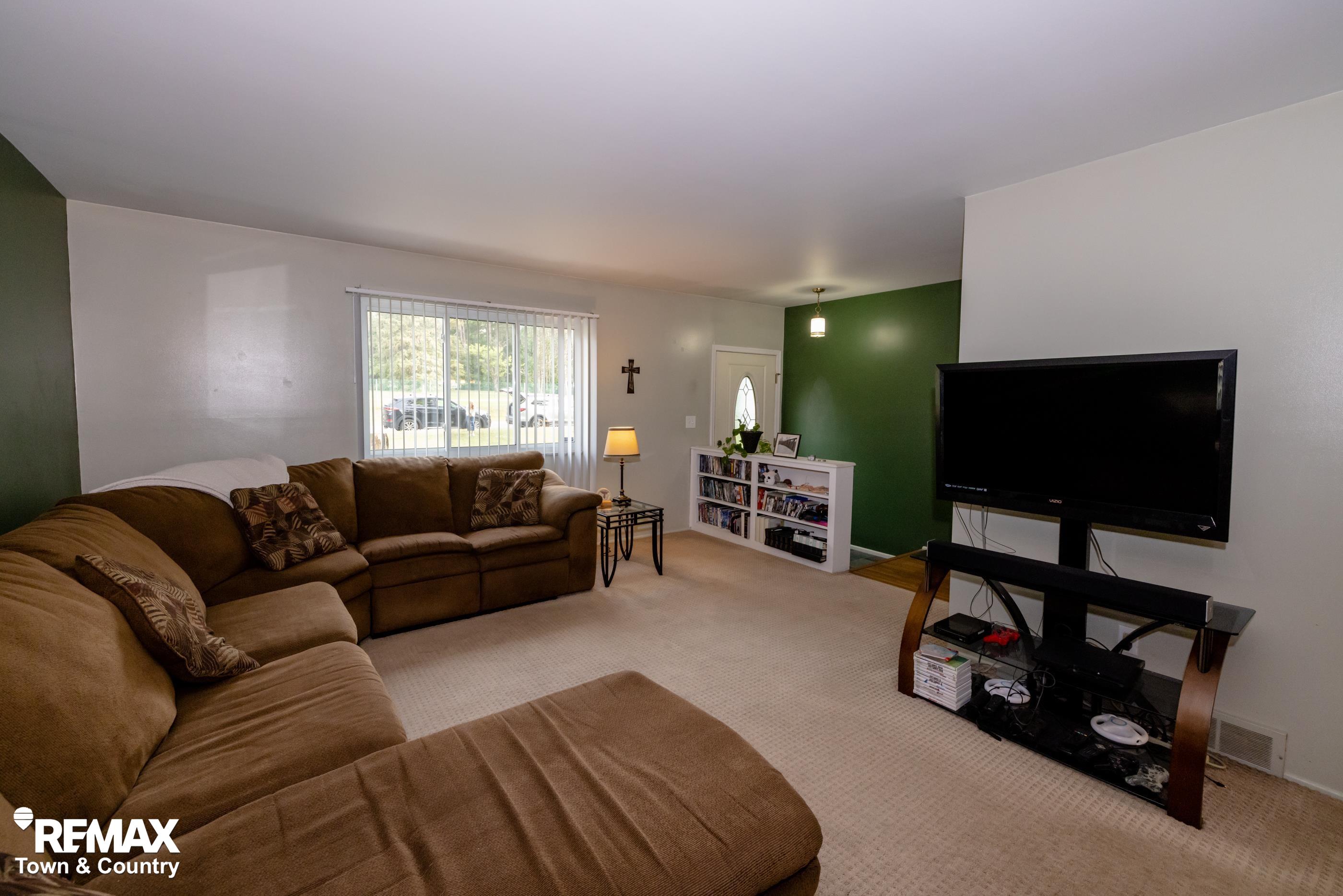 9210 Carpenter Road Flushing, MI 48433 - Photo 7 of 36 50111245-6.JPG
