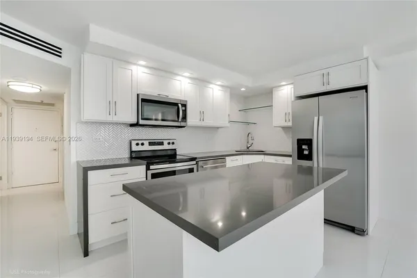 $3,250 | 6039 Collins Avenue, Unit 1222, Miami Beach, FL 33140