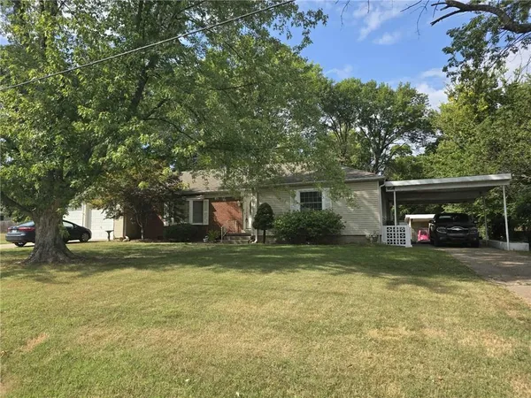 $225,000 | 215 East Henry Street, Clinton, MO 64735