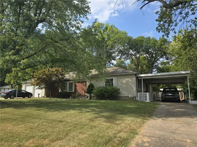 $225,000 | 215 East Henry Street, Clinton, MO 64735