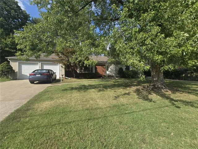 $225,000 | 215 East Henry Street, Clinton, MO 64735