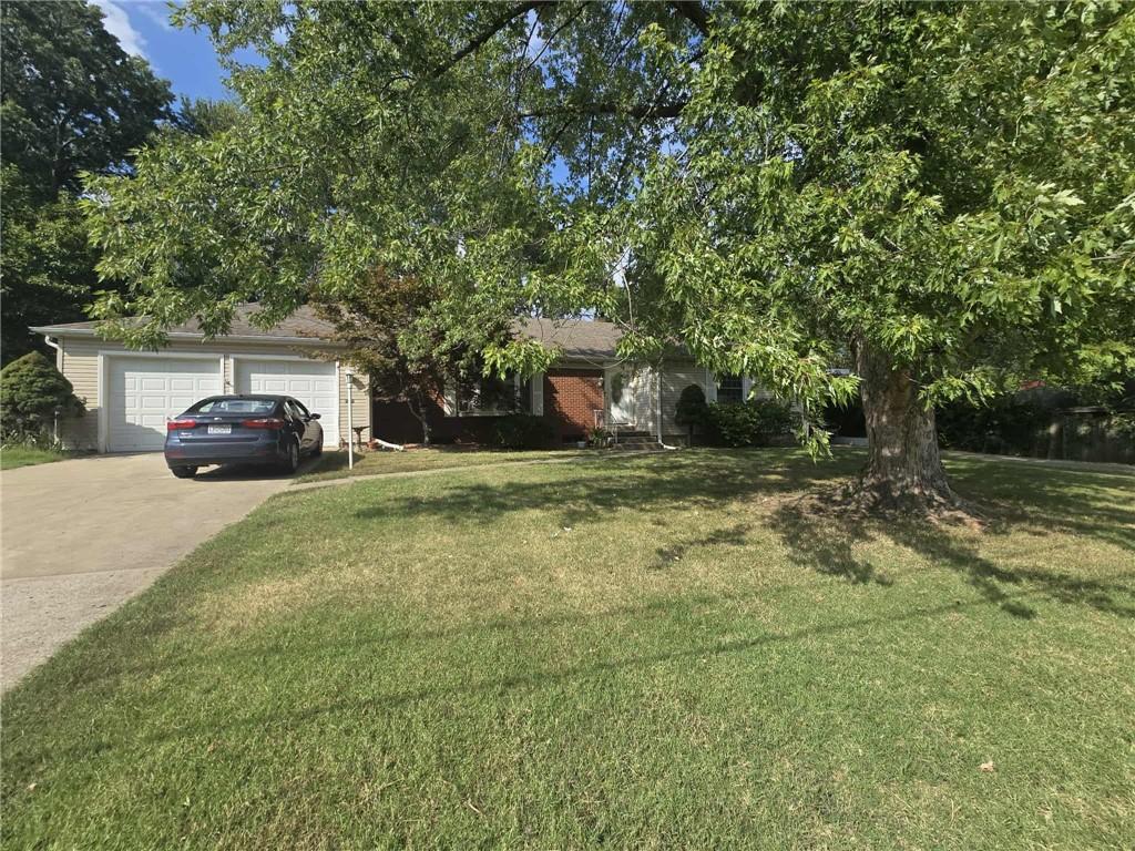 215 East Henry Street Clinton, MO 64735 - Photo 3 of 24