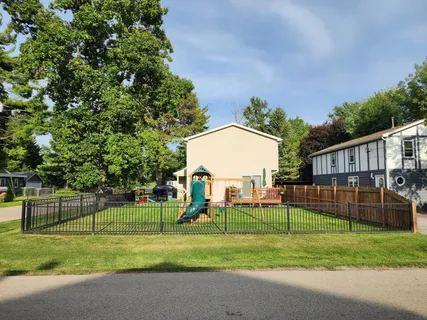 a view of a backyard
