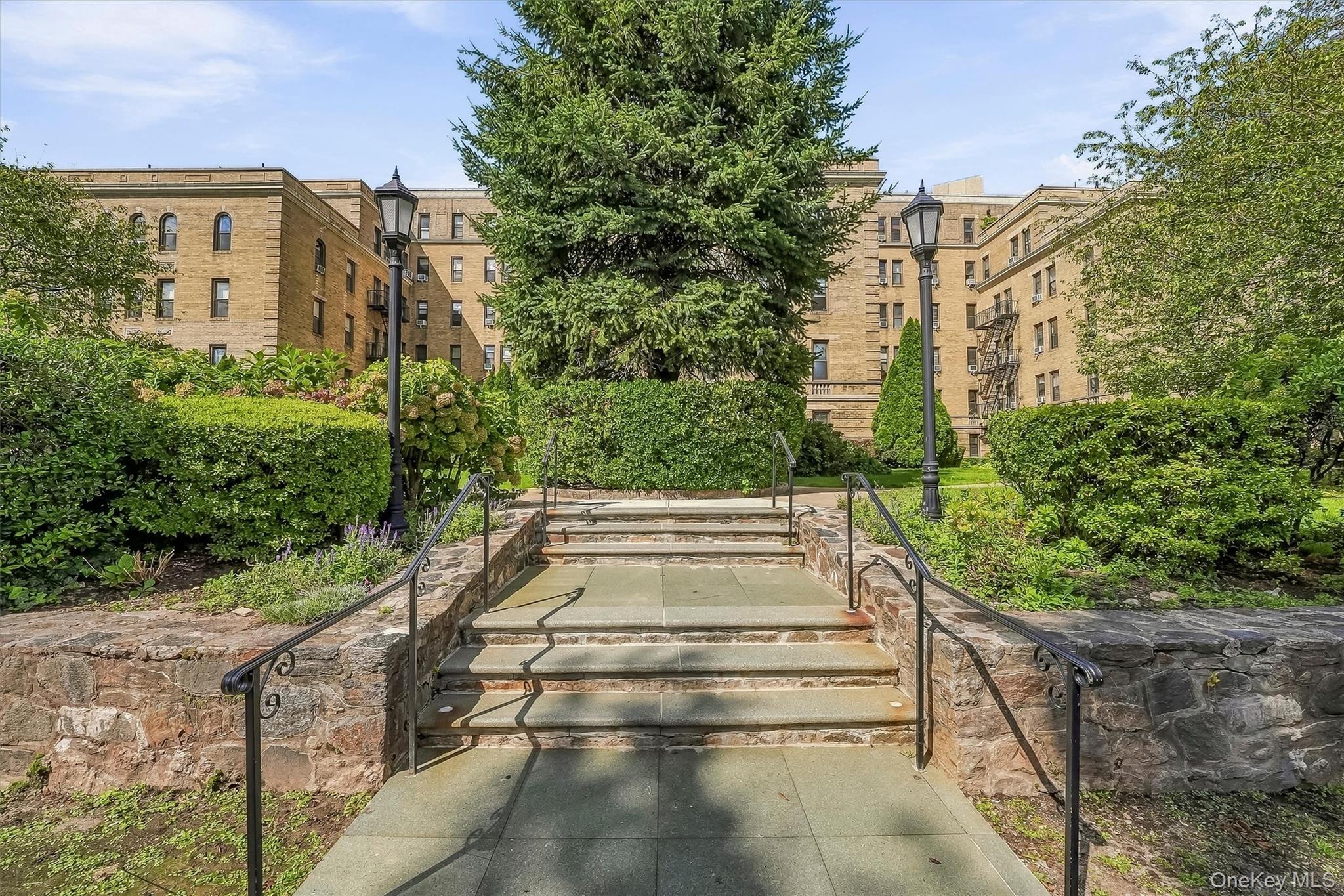 43 Calton Road, Unit 3D New Rochelle, NY 10804 - Photo 2 of 25 Gallery Image 2