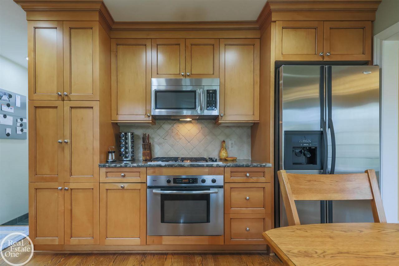 404 Lexington Road Grosse Pointe, MI 48236 - Photo 15 of 35 31380796-14.JPG