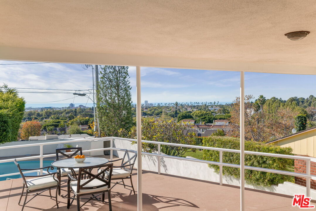810 Franklin Street Santa Monica, CA 90403 - Photo 15 of 49 a view of a chairs and table in the terrace