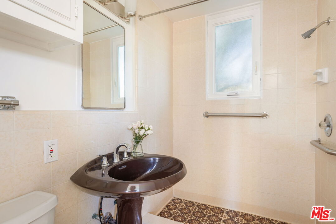 810 Franklin Street Santa Monica, CA 90403 - Photo 16 of 49 a bathroom with a sink and a mirror