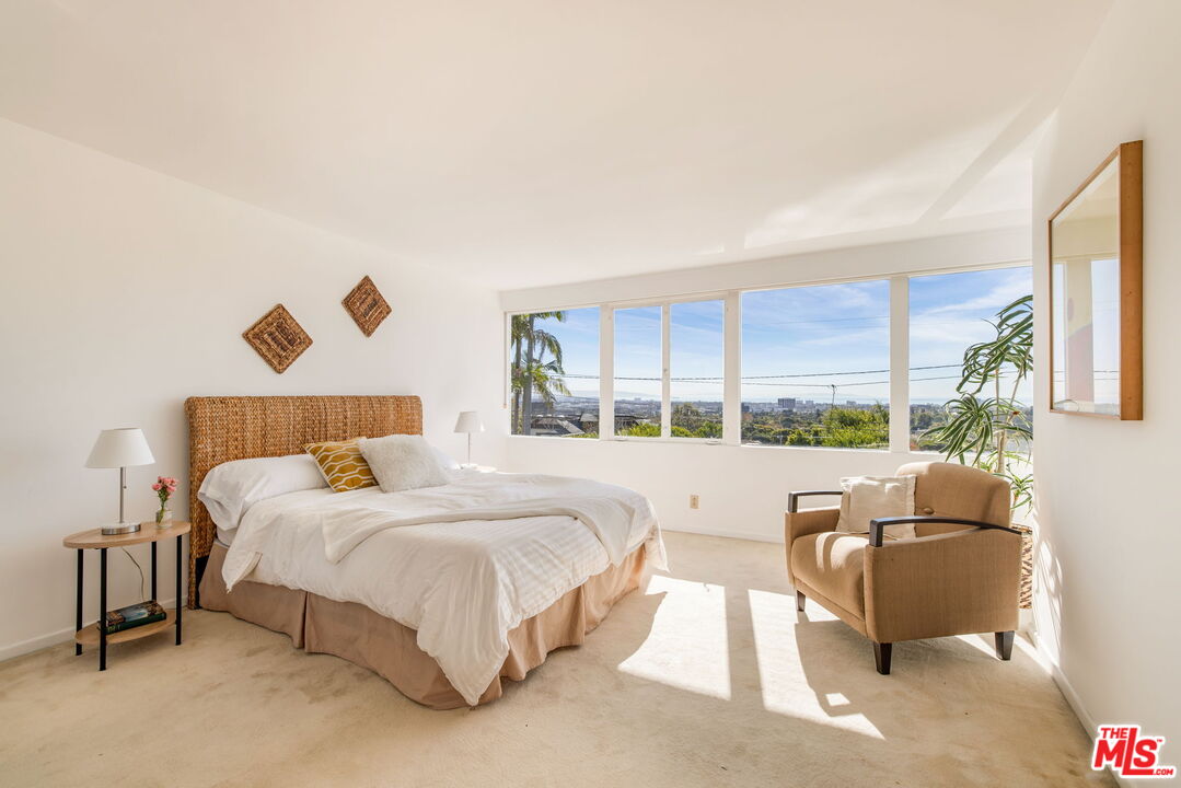 810 Franklin Street Santa Monica, CA 90403 - Photo 34 of 49 a bedroom with a bed and a large window