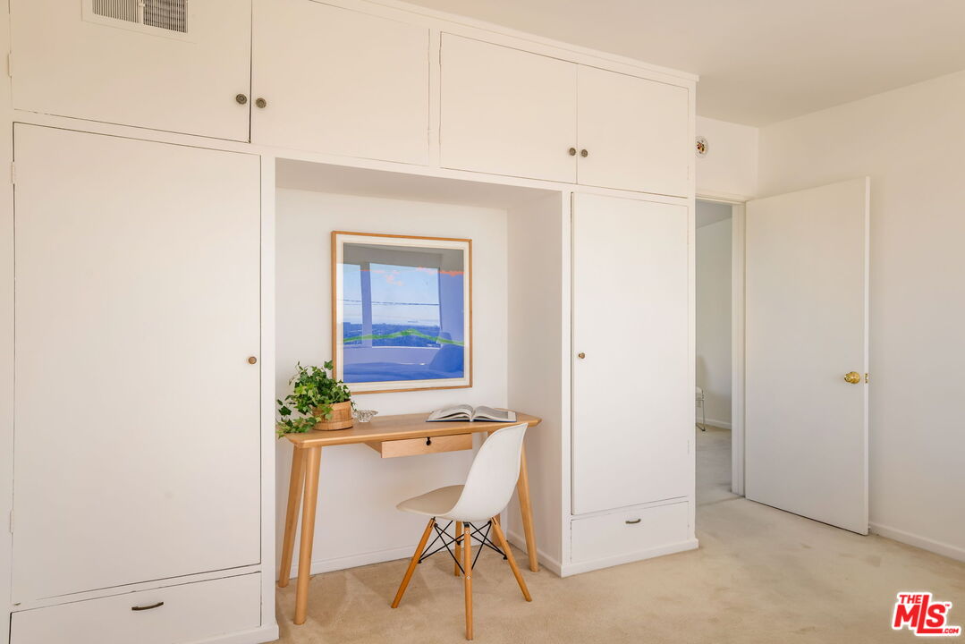 810 Franklin Street Santa Monica, CA 90403 - Photo 35 of 49 a view of a hallway with furniture