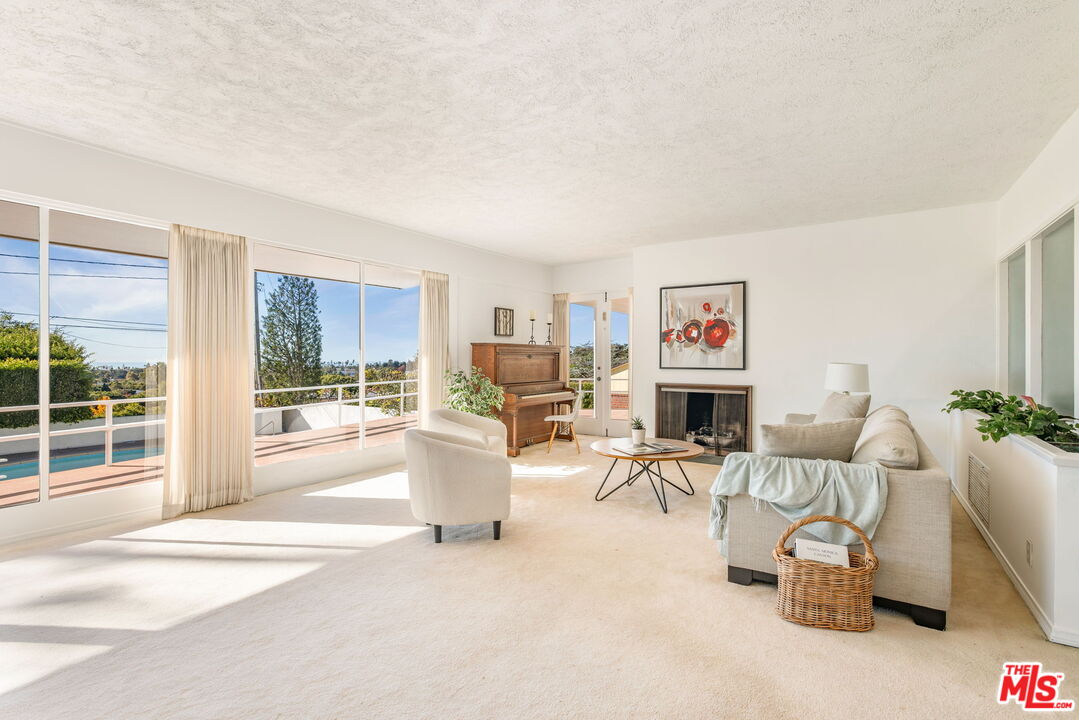 810 Franklin Street Santa Monica, CA 90403 - Photo 6 of 49 a living room with furniture and a potted plant