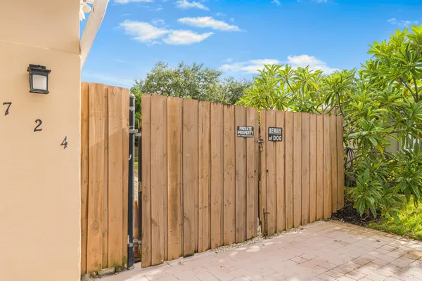 $1,200 | 724 Northeast 2nd Street, Pompano Beach, FL 33060