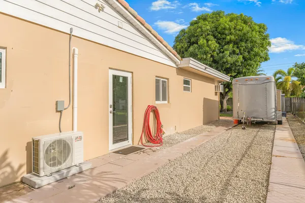 $1,200 | 724 Northeast 2nd Street, Pompano Beach, FL 33060