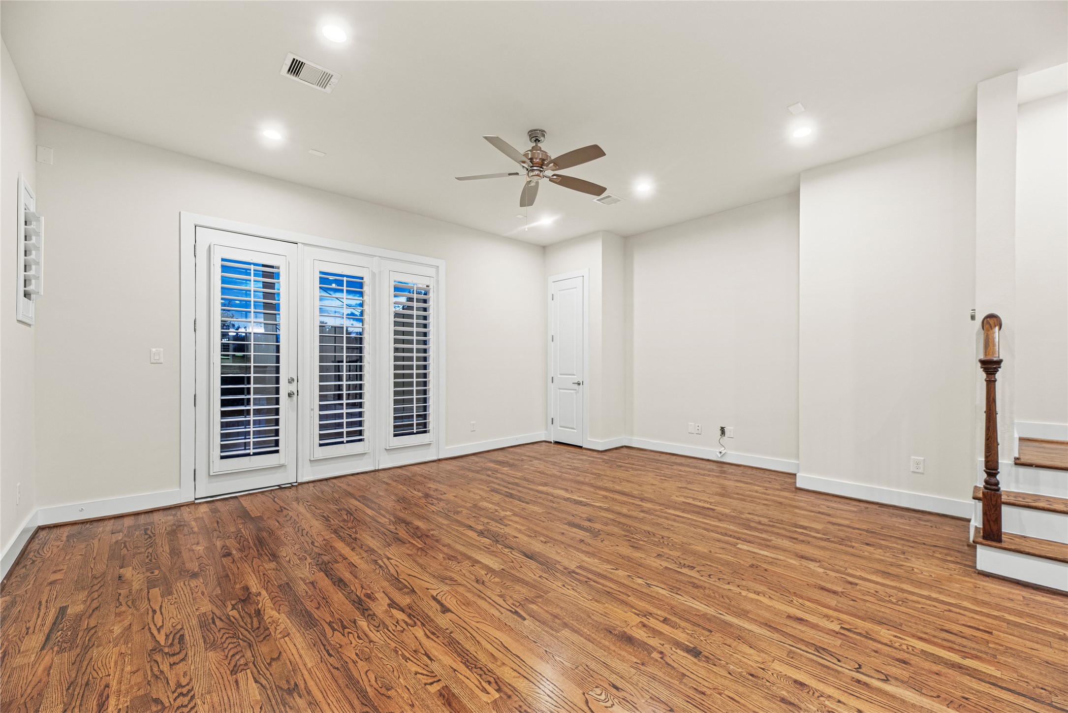 2513 B Garrow Street Houston, TX 77003 - Photo 17 of 28 The family room has access to an outdoor balcony.