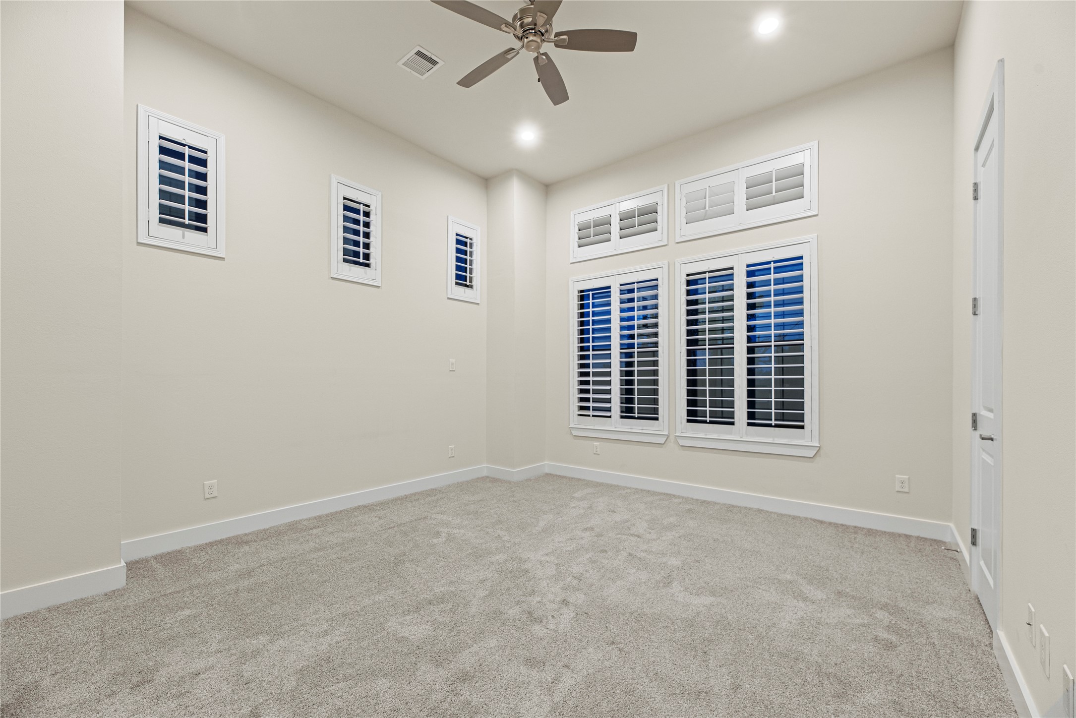 2513 B Garrow Street Houston, TX 77003 - Photo 22 of 28 Primary retreat is on the 3rd floor and boasts a high ceiling, plush carpet, ceiling fan, window shutters and an en-suite bathroom.