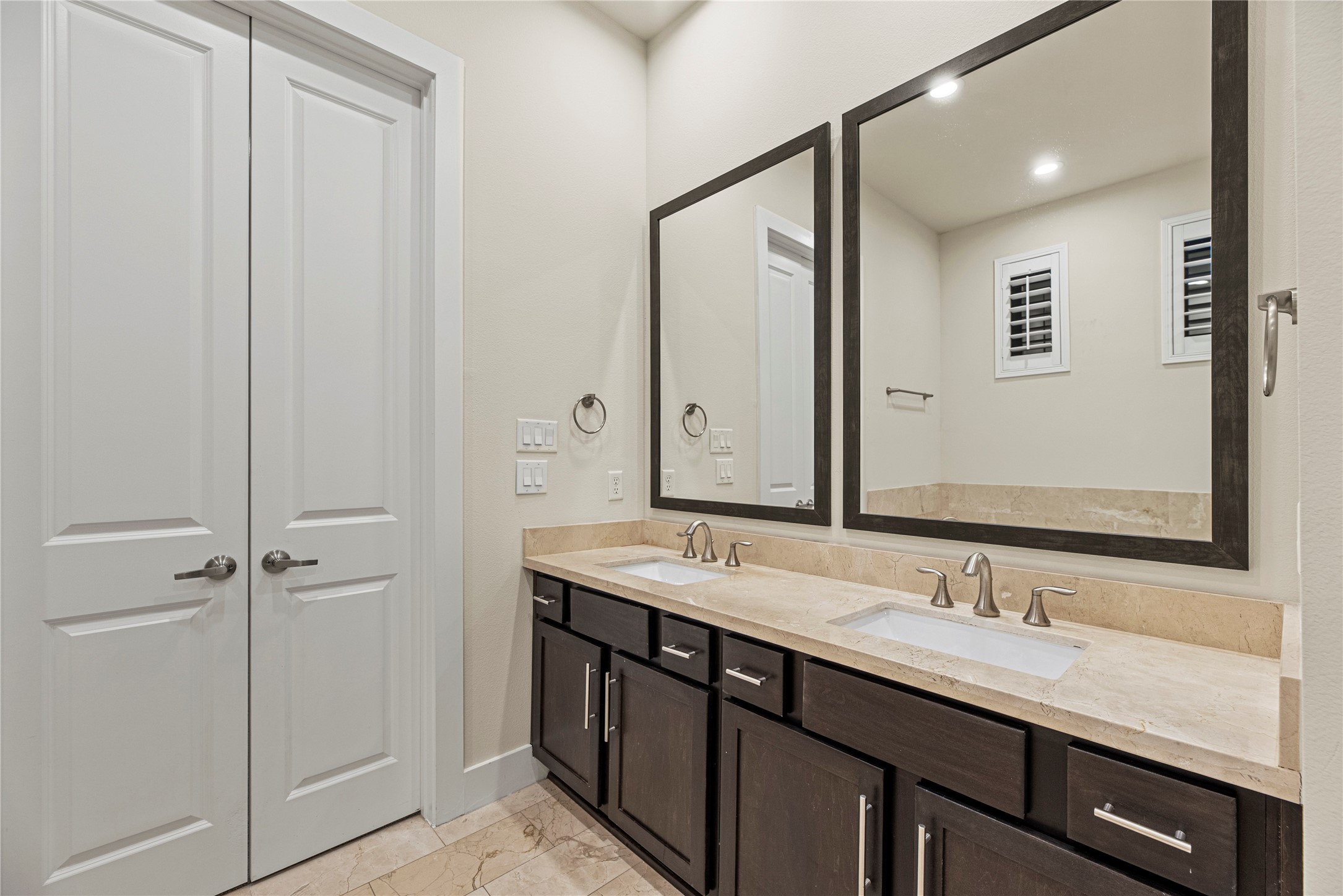 2513 B Garrow Street Houston, TX 77003 - Photo 25 of 28 Dual sink vanity.