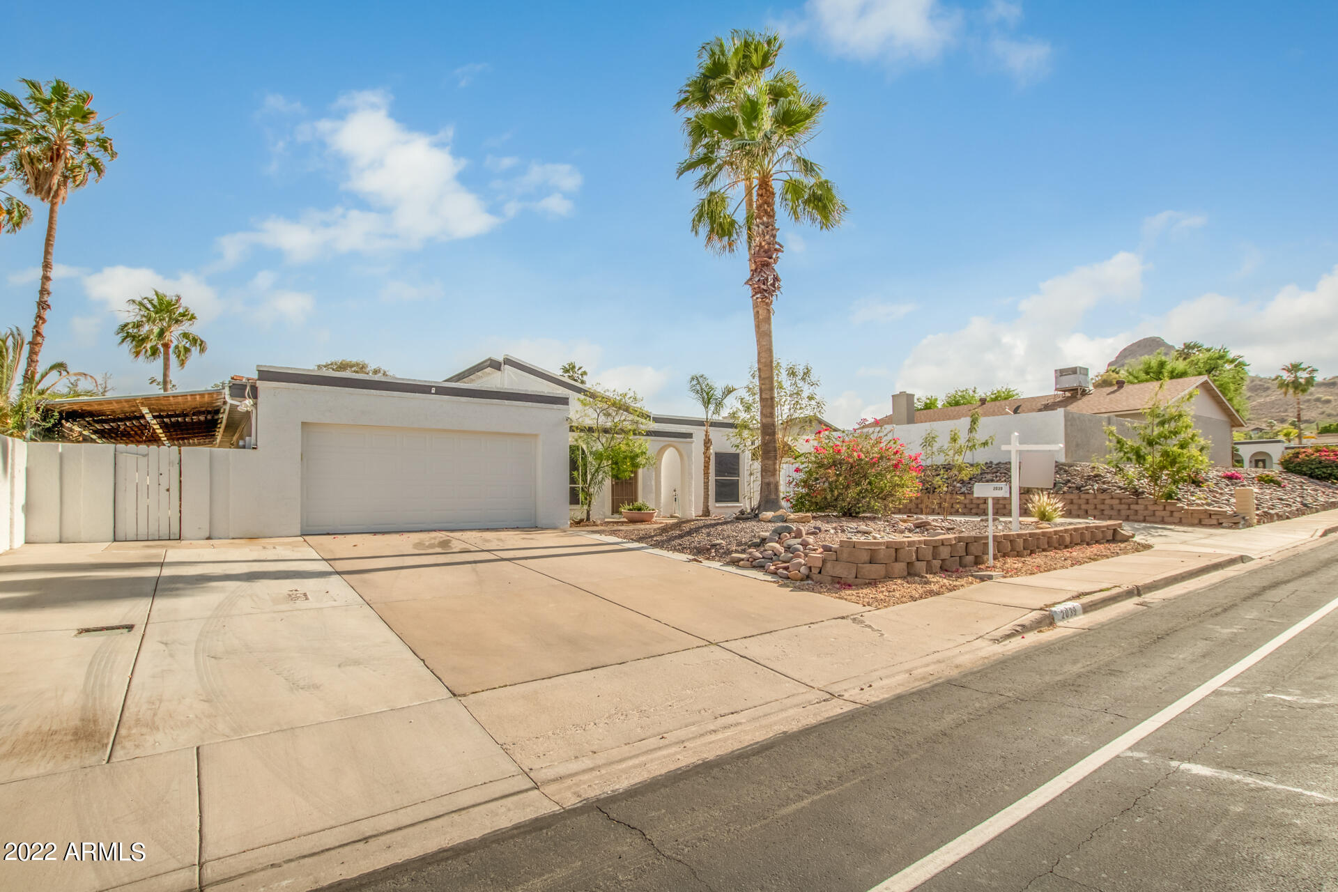2039 East Greenway Road Phoenix, AZ 85022 - Photo 3 of 26 0006-06-Greenway