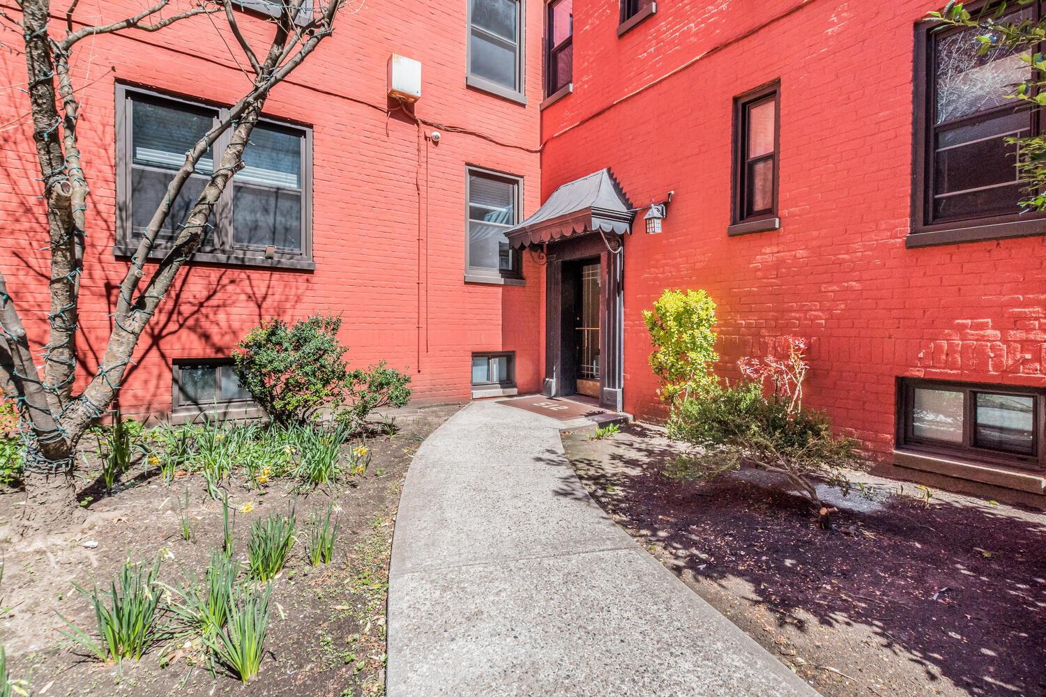 512 Kappock Street, Unit 3J Bronx, NY 10463 - Photo 13 of 20 a front view of a house