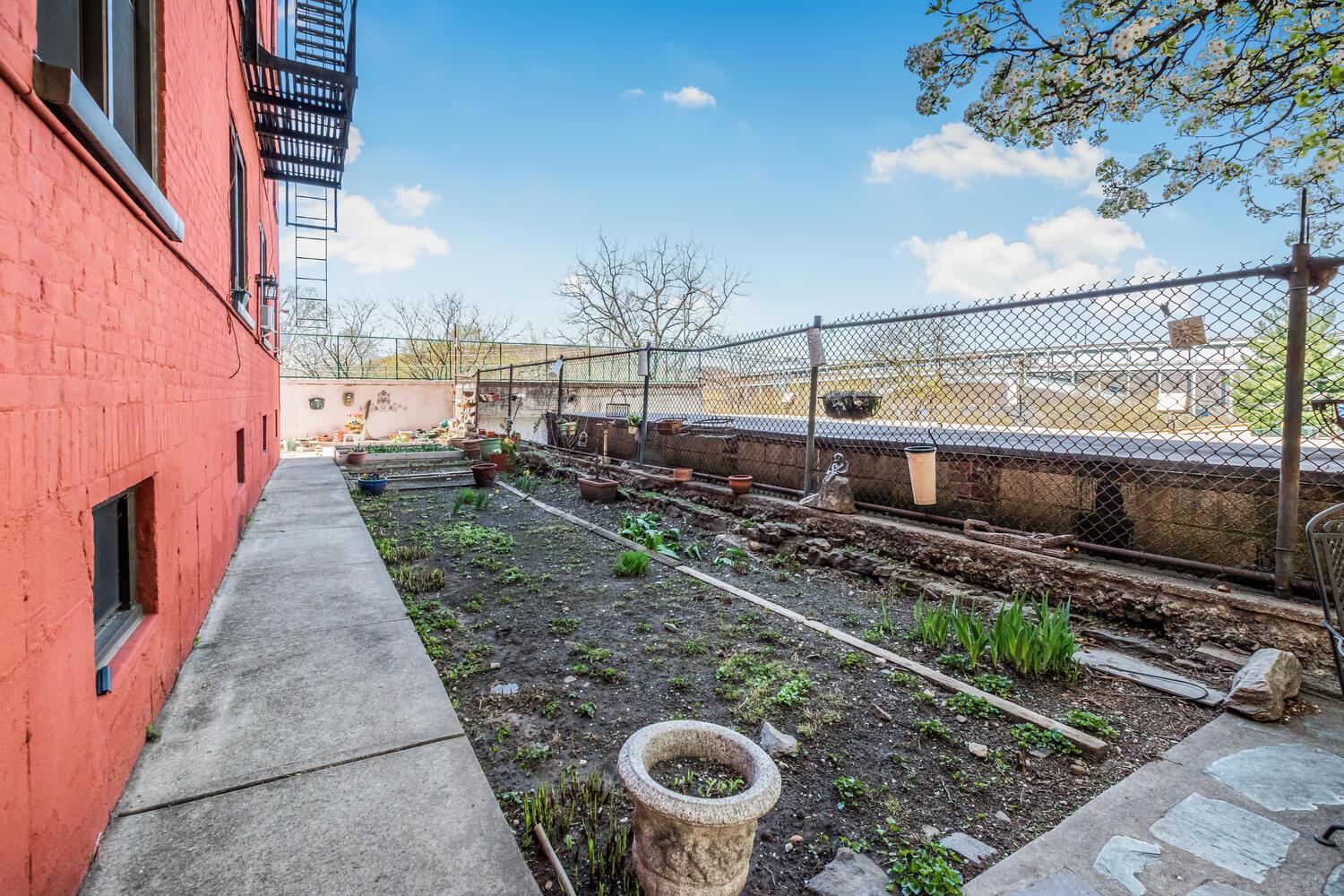 512 Kappock Street, Unit 3J Bronx, NY 10463 - Photo 18 of 20 a view of a backyard of a house