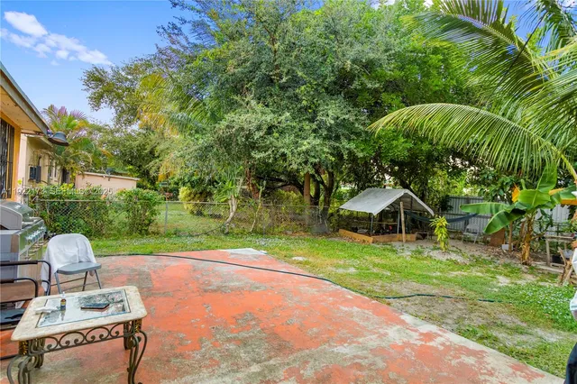 a view of a back yard of the house