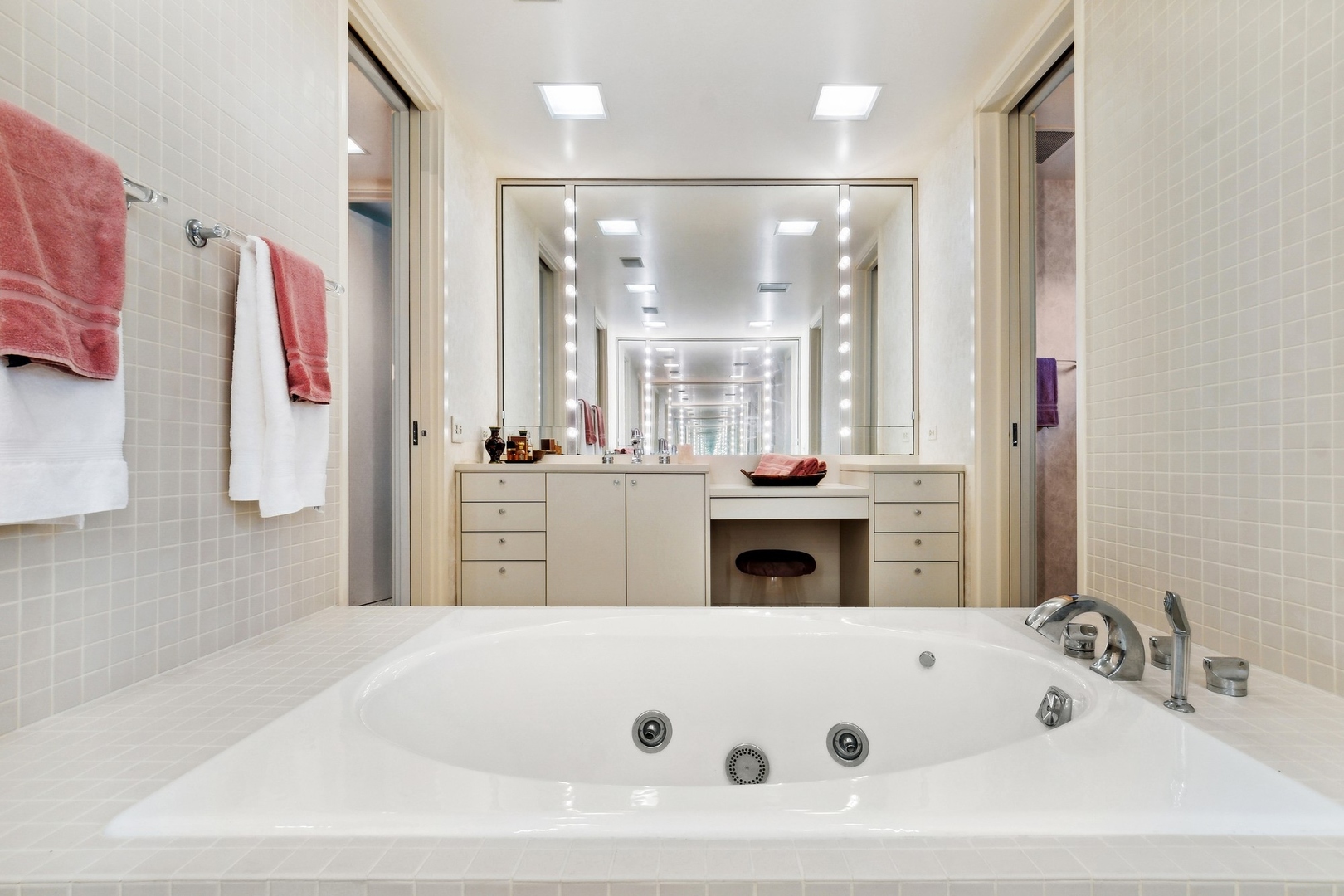 960 Bluff Road Glencoe, IL 60022 - Photo 16 of 26 a bathroom with a tub a sink and mirror