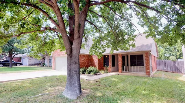 $1,995 | 821 Meadowdale Road, Arlington, TX 76017