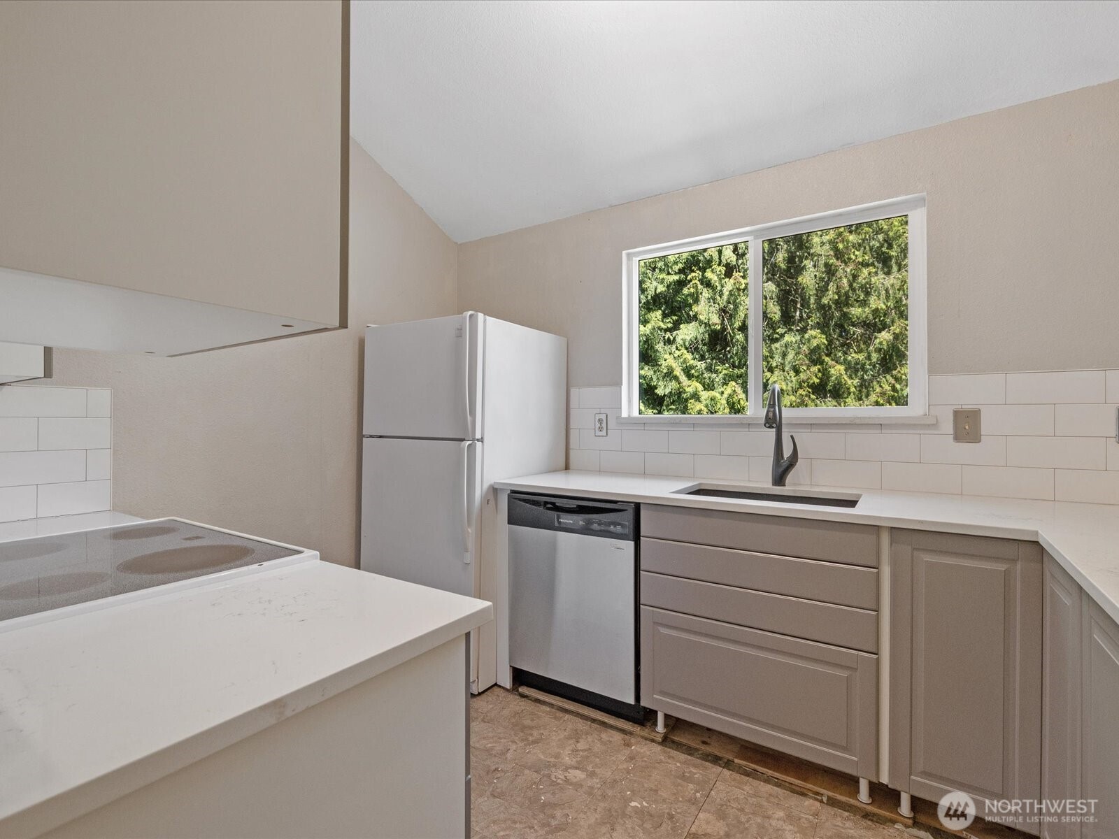 820 Cady Road, Unit D202 Everett, WA 98203 - Photo 3 of 27