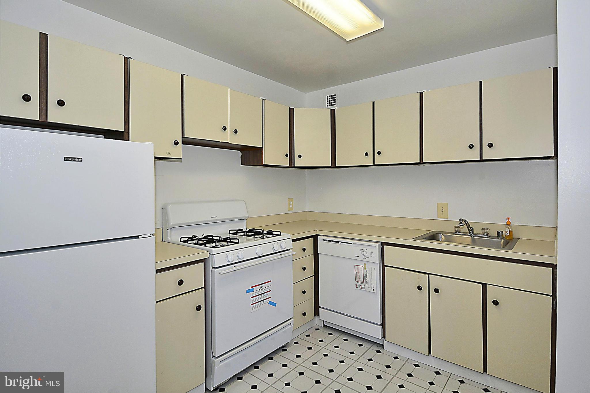 1111 University Boulevard West, Unit 607 Silver Spring, MD 20902 - Photo 16 of 30 Kitchen