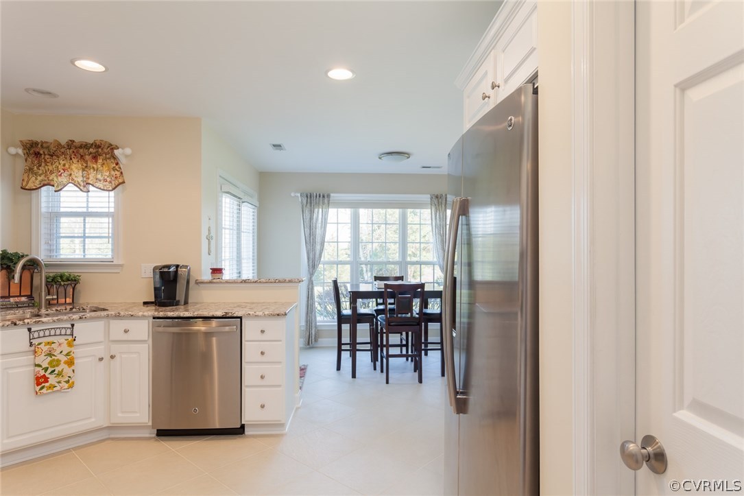 102 West Ridge Court Keswick, VA 22947 - Photo 21 of 48 a view of a kitchen and dining room