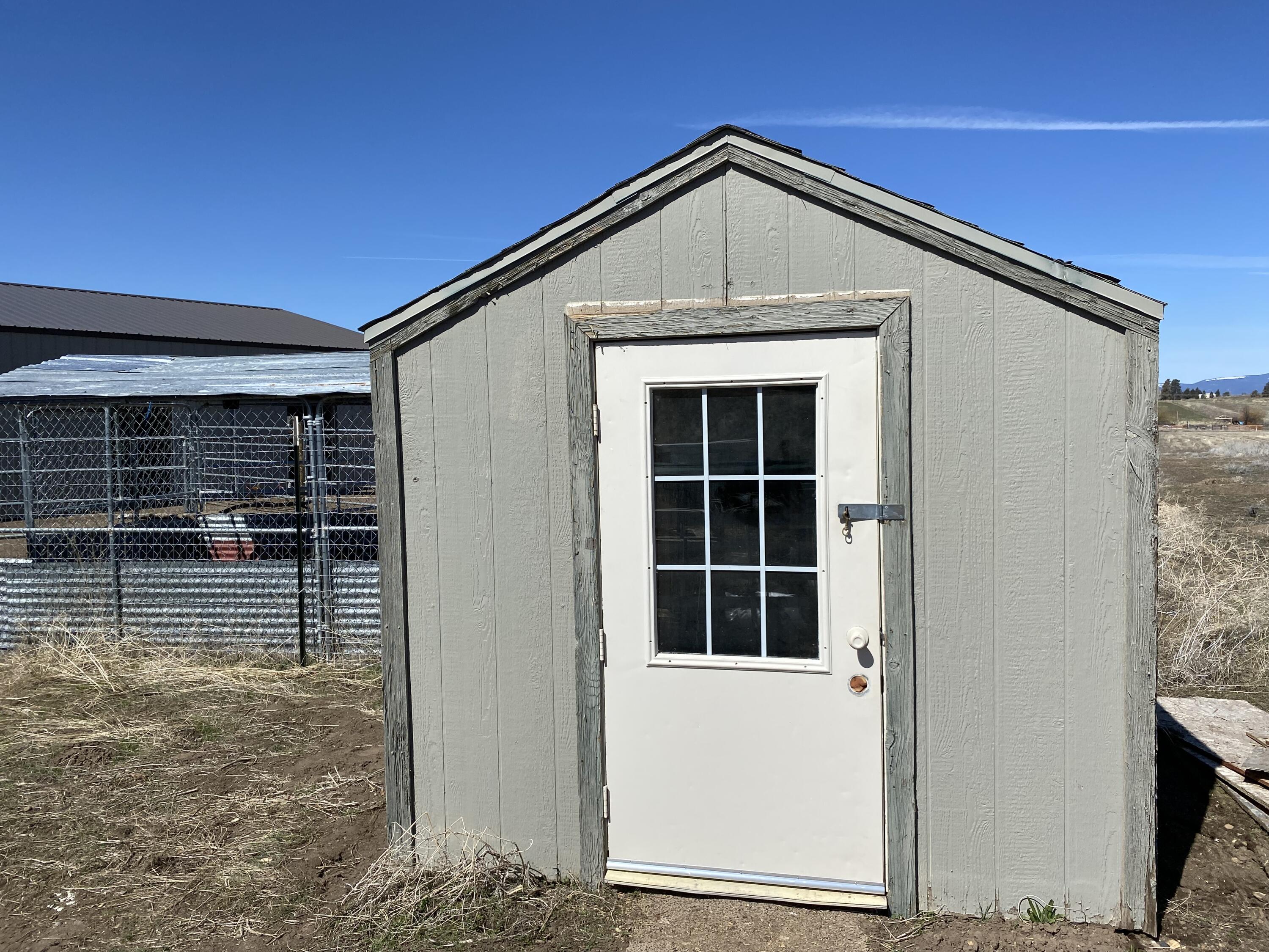 32227 Rivers Drive Chiloquin, OR 97624 - Photo 30 of 55 Very nice chicken coop for your feathered friends!