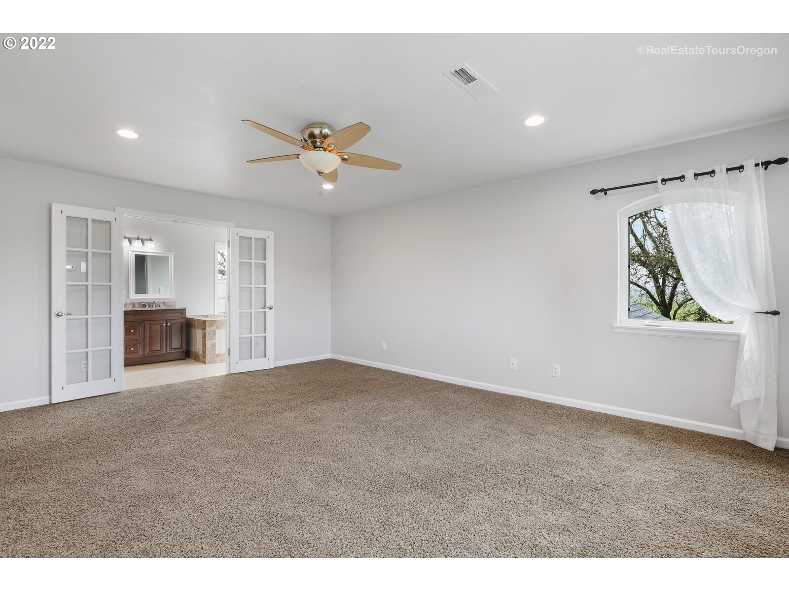6360 Southwest Minter Bridge Road Hillsboro, OR 97123 - Photo 20 of 32 a view of an empty room with a ceiling fan