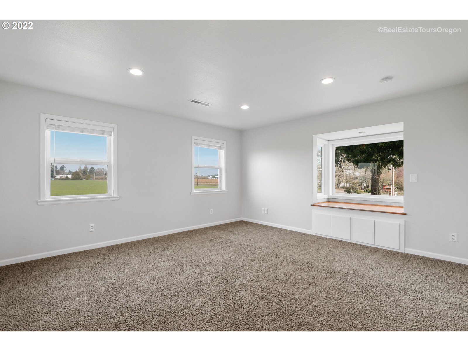 6360 Southwest Minter Bridge Road Hillsboro, OR 97123 - Photo 25 of 32 a view of an empty room with a window