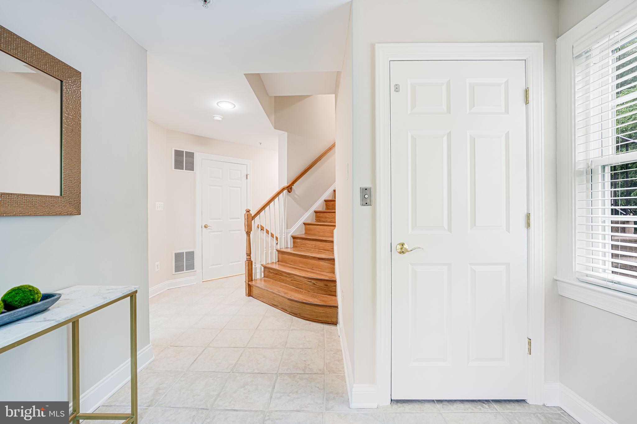 12122 Kinsley Place Reston, VA 20190 - Photo 3 of 25 Gallery Image 3