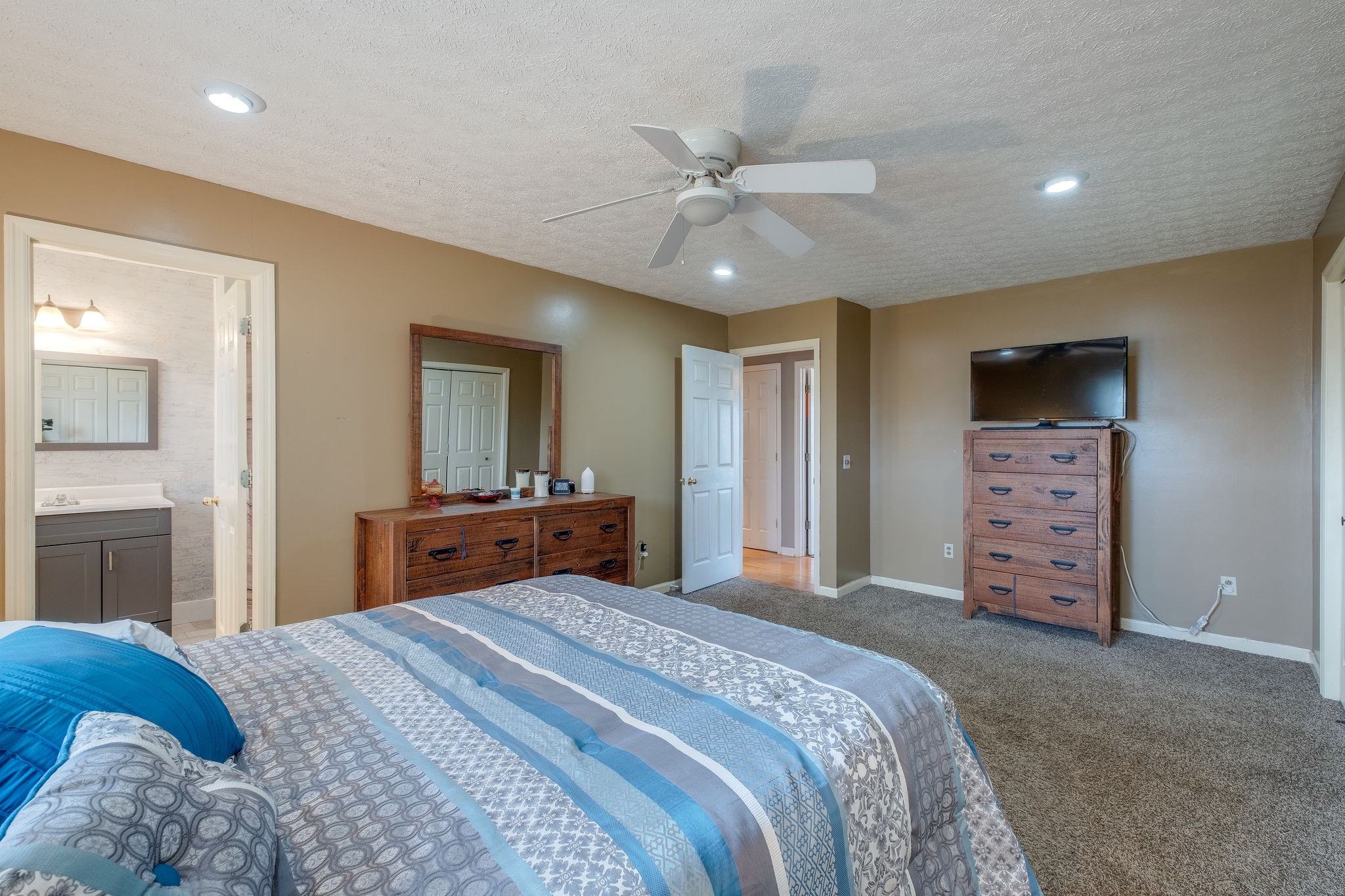 320 Crafton Road Portland, TN 37148 - Photo 20 of 28 a bedroom with a bed and a television