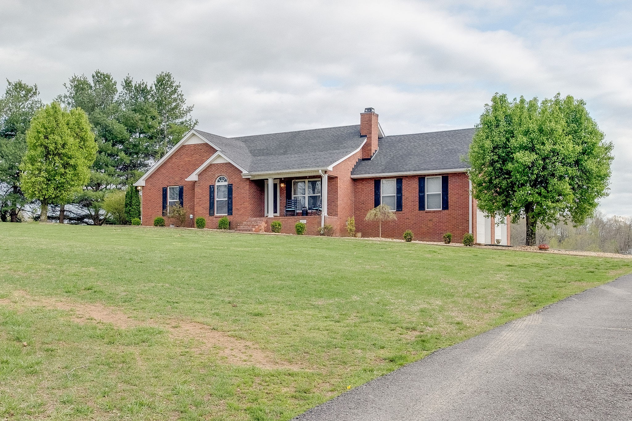 320 Crafton Road Portland, TN 37148 - Photo 2 of 28 a front view of a house with garden