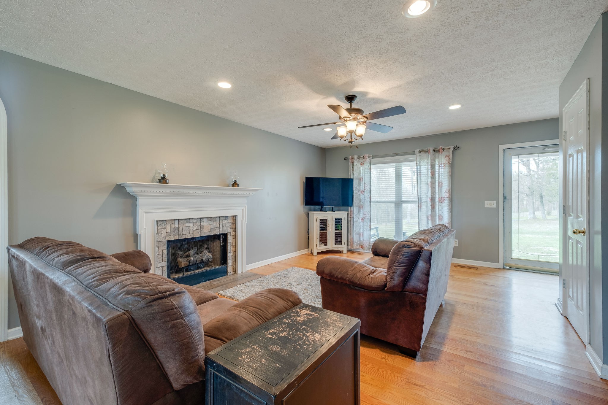 320 Crafton Road Portland, TN 37148 - Photo 8 of 28 a living room with furniture and a fireplace