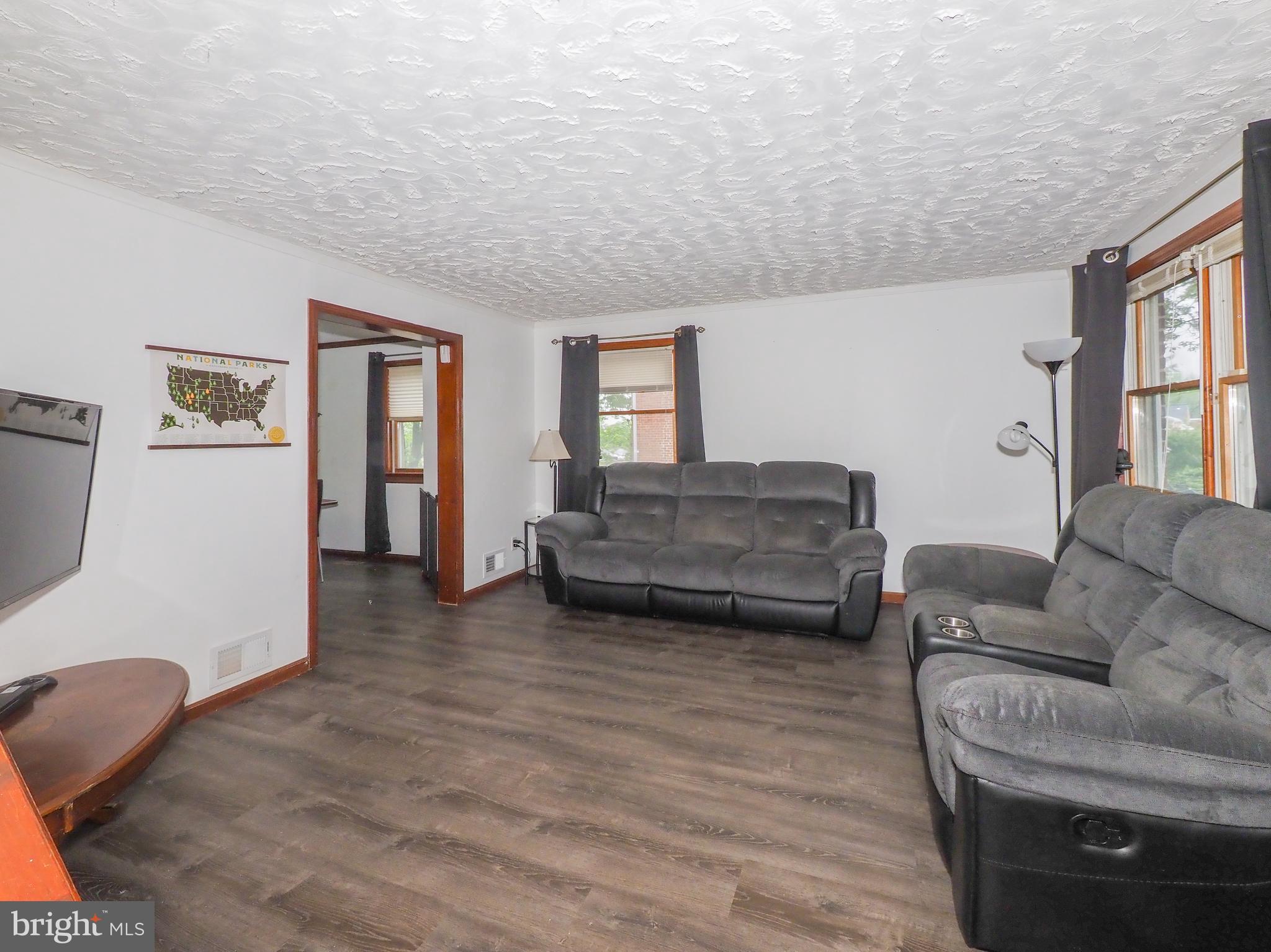 5526 Channing Road Baltimore, MD 21229 - Photo 11 of 42 Living room