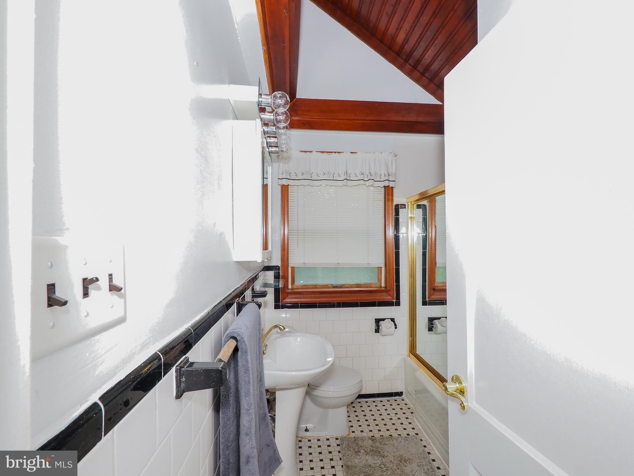 5526 Channing Road Baltimore, MD 21229 - Photo 31 of 42 Full bathroom upstairs
