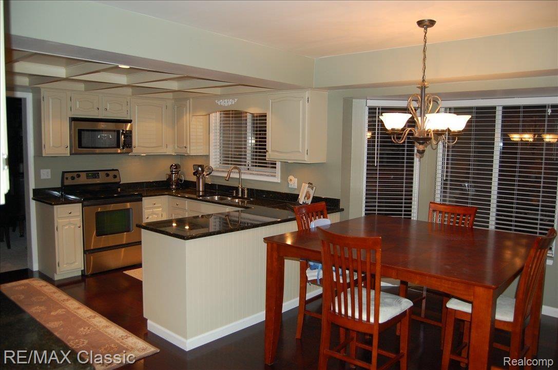 3187 Doral Court Rochester, MI 48309 - Photo 4 of 22 Kitchen 2