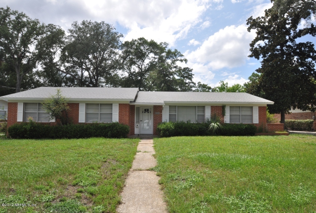 10568 Tulsa Road Jacksonville, FL 32218 - Photo 1 of 31 a front view of a house with garden