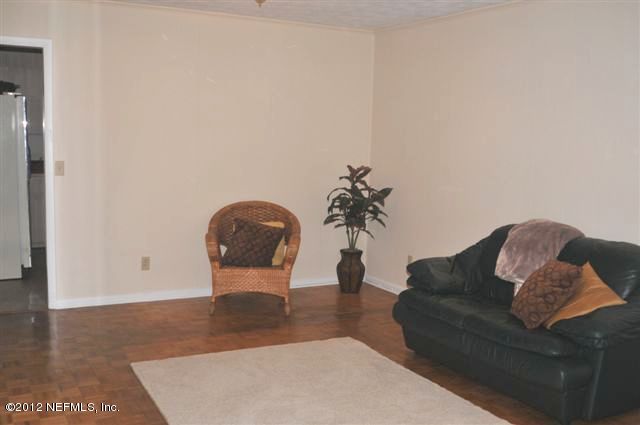 10568 Tulsa Road Jacksonville, FL 32218 - Photo 11 of 31 a living room with furniture and a potted plant