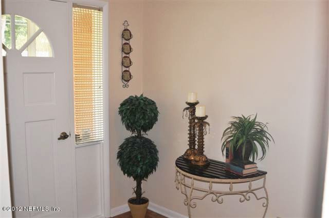 10568 Tulsa Road Jacksonville, FL 32218 - Photo 15 of 31 a vase of flowers sitting on a table