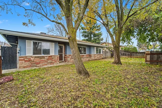 a view of a house with a yard