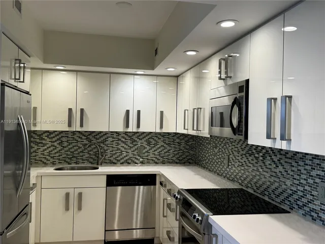 $4,000 | 5600 Collins Avenue, Unit 4H, Miami Beach, FL 33140