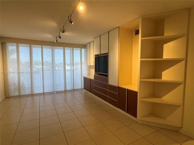 $4,000 | 5600 Collins Avenue, Unit 4H, Miami Beach, FL 33140