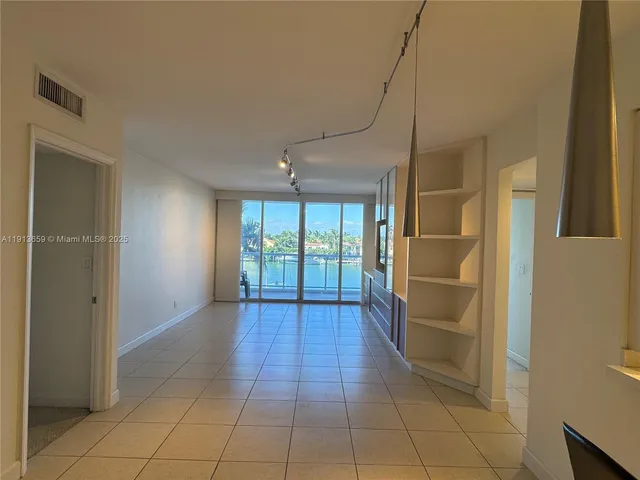 $4,000 | 5600 Collins Avenue, Unit 4H, Miami Beach, FL 33140