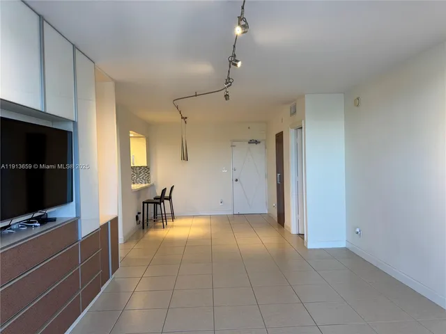 $4,000 | 5600 Collins Avenue, Unit 4H, Miami Beach, FL 33140