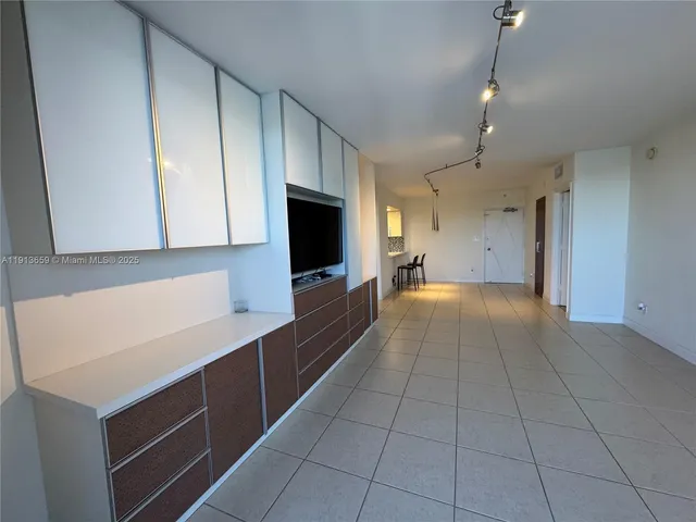 $4,000 | 5600 Collins Avenue, Unit 4H, Miami Beach, FL 33140