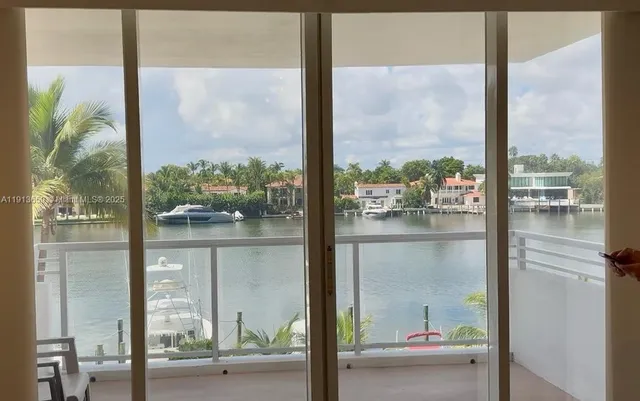 $4,000 | 5600 Collins Avenue, Unit 4H, Miami Beach, FL 33140